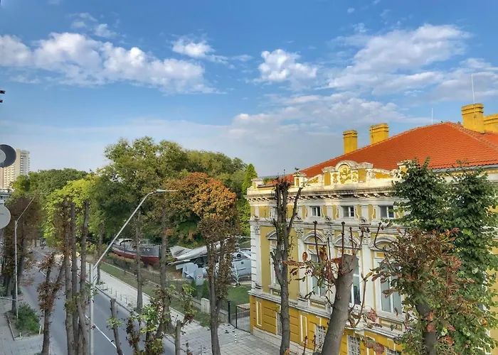 Апартаменти Luxury Sea View Bulldog Place *